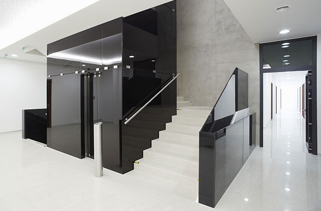 Стеклянные перегородки и витражи