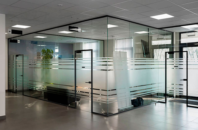 Стеклянные перегородки и витражи